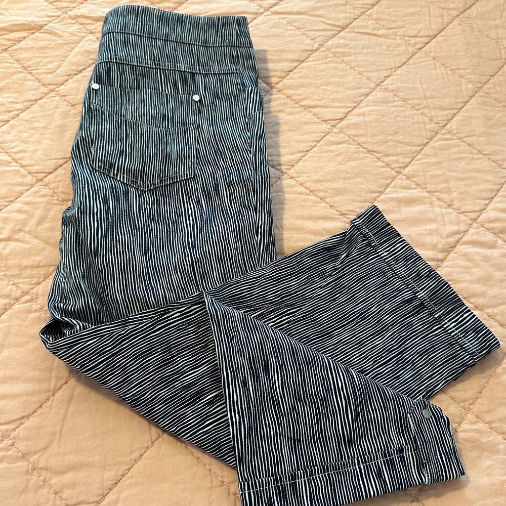 INSIGHT NAVY AND WHITE  DETAILED CROP SIZE 8 WOMENS